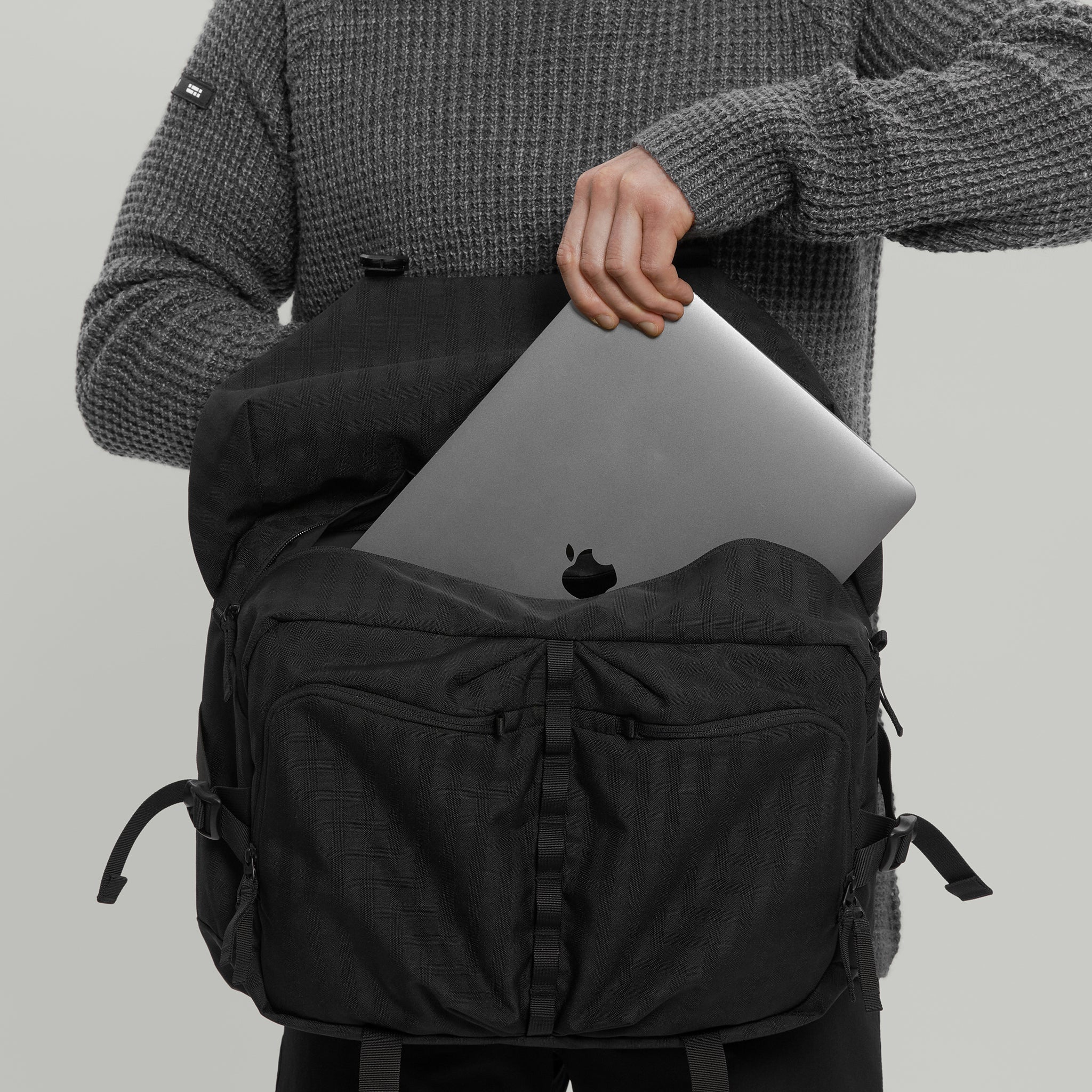 Messenger Bag F18 Gen.1 RD-MB-F18_GEN.1 (FW25) BLACK – RIOT DIVISION